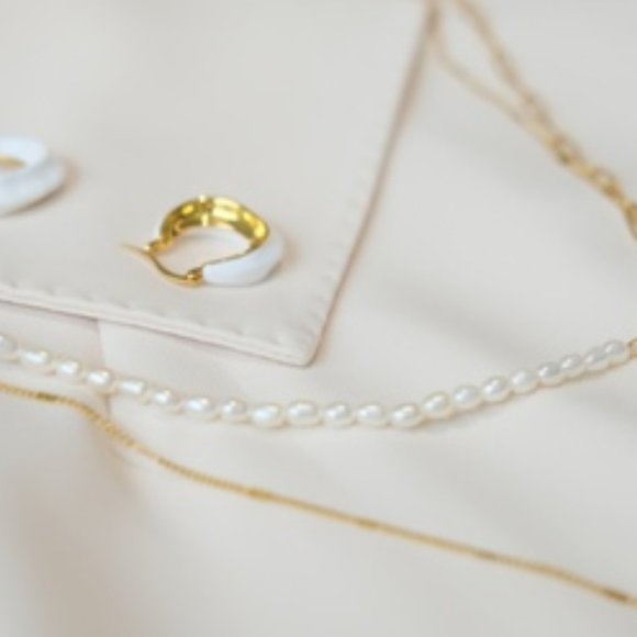 White retro enamel earrings with irregular circle - Picture 4 of 5